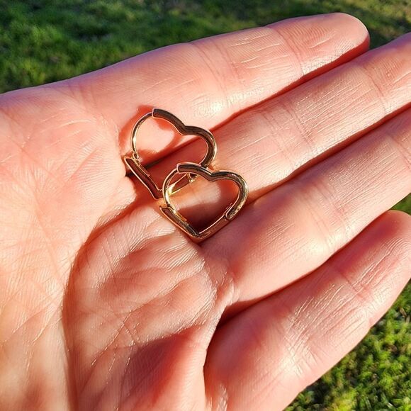 Heart Hoop Huggie Earrings in Yellow Gold - Picture 4 of 6